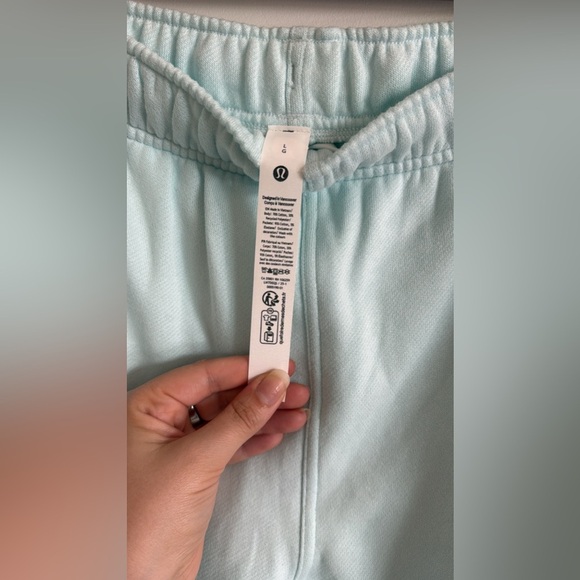 Lululemon Scuba Oversized MR Short 7” Graphic - Picture 4 of 5